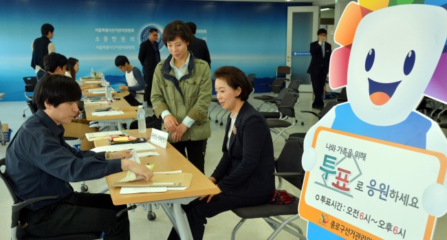 A candidate registers at the Jongno-gu election commission office in Seoul, Thursday, during the two-day registration period for the upcoming June 4 local elections.   Kim Myung-sub/The Korea Herald