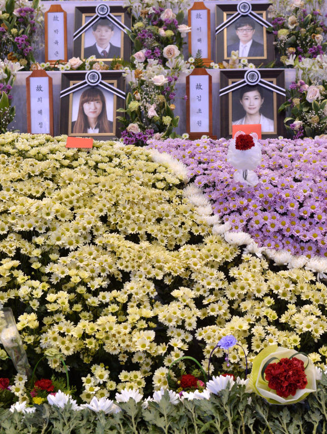 Portraits of deceased teachers of Danwon High School are shown at the joint memorial altar for the ferry victims on Thursday, which was Teachers’ Day. They lost their lives when ferry Sewol sank on April 16, claiming over 200 lives.   Lee Sang-sub/The Korea Herald