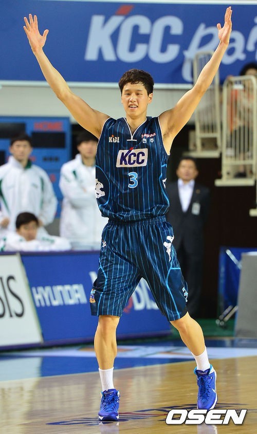 장민국(농구선수/전주KCC이지스포워드)
안양 KGC인삼공사는 15일 “자유계약선수(FA)인 김태술과 연봉 5억원, 인센티브 1억2000만원에 재계약하고 전주 KCC로 트레이드한다”고 발표했다.