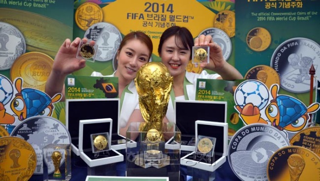 화동양행은 15일 오전 브라질대사관에서 2014FIFA브라질월드컵 공식기념주화를 선보이고 있다. 판매가격은 금화세트(300세트 한정)가 3,630,000원, 은화세트(300세트 한정)가 660,000원이며 프랑스 돔모양 금화 낱개는 4,400,000원이고 한국조폐공사의 공식 메달은 165,000원이다. 본 기념 주화 및 메달은 19일~ 30일까지 풍산 화동양행과 전국 은행 및 우체국에서 선착순 예약 접수를 받는다.
