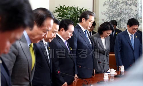 <포토> 새누리당 중앙선거대책위원회의 ’세월호 실종자.희생자를 위한 묵념’