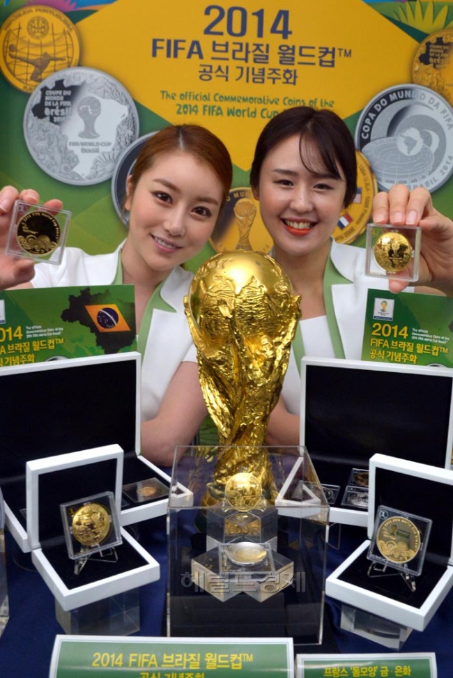 화동양행은 15일 오전 브라질대사관에서 2014FIFA브라질월드컵 공식기념주화를 선보이고 있다. 판매가격은 금화세트(300세트 한정)가 3,630,000원, 은화세트(300세트 한정)가 660,000원이며 프랑스 돔모양 금화 낱개는 4,400,000원이고 한국조폐공사의 공식 메달은 165,000원이다. 본 기념 주화 및 메달은 19일~ 30일까지 풍산 화동양행과 전국 은행 및 우체국에서 선착순 예약 접수를 받는다.