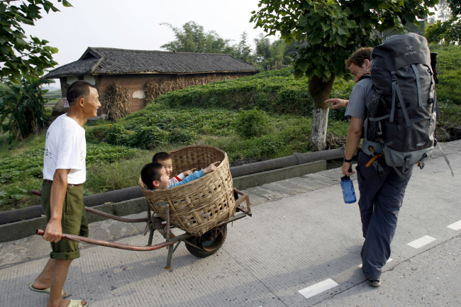 Evan Osnos, former China correspondent for the Chicago Tribune, chats with a local family during his walking journey through Sichuan province, China, in 2007.    Chicago Tribune/MCT