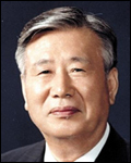 이중근(기업인/부영대표이사회장)
부영그룹 직원은 오는 25일 부터 달라진 월급통장을 보게 된다. 5월부터 직원 600여명의 연봉이 1000만원씩 상향 조정돼, 매월 80만원 정도의 월급을 더 받게 된 것이다.