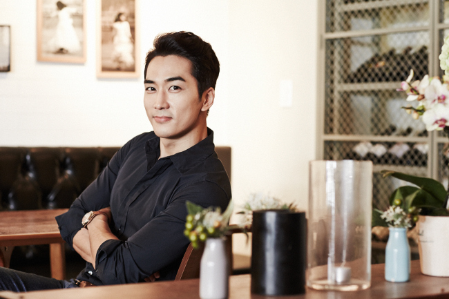 송승헌(탤런트/영화배우/더좋은이엔티)
“이십대부터 은행조차 직접 가본 적이 없어요. 늘 매니지먼트 회사에 소속돼 있었고, 누군가가 해줬죠. 지금 저에게 한 가지 소원을 들어준다고 한다면 학창시절로 돌아간다고 하고 싶습니다. 저는 열아홉살에 갑작스레 모델이 돼 사람들에게 알려졌고 그 때부터 계속 일을 했죠.