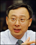황창규(기업인/KT대표이사회장)
황창규<사진> KT 회장과 오연천 서울대학교 총장은 15일 서울대에서 유전체 분석기술 협력과 공동 연구를 위한 바이오인포매틱스센터 설립을 위한 협약을 맺었다.