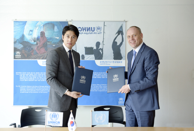 Actor Jung Woo-sung (left) poses with UNHCR representative Dirk Hebecker after being appointed the honorary advocate of the agency in Seoul on Thursday.   UNHCR Korea