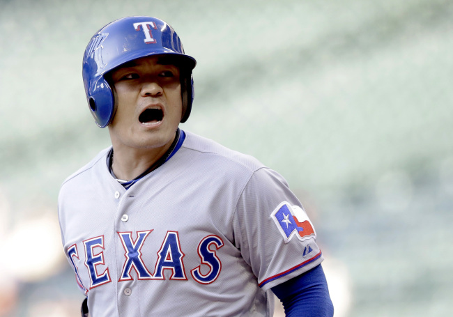추신수(야구선수/텍사스레인저스외야수)
Matt Dominguez hit an RBI single off the right-field wall in the ninth inning and the Houston Astros beat the Texas Rangers 5-4 Wednesday night to win a series against their in-state rivals for the first time since 2008.
Texas Rangers left fielder Choo Shin-soo argues a called strike on Wednesday. The Korean went 0 for 5.   AP-Yonhap