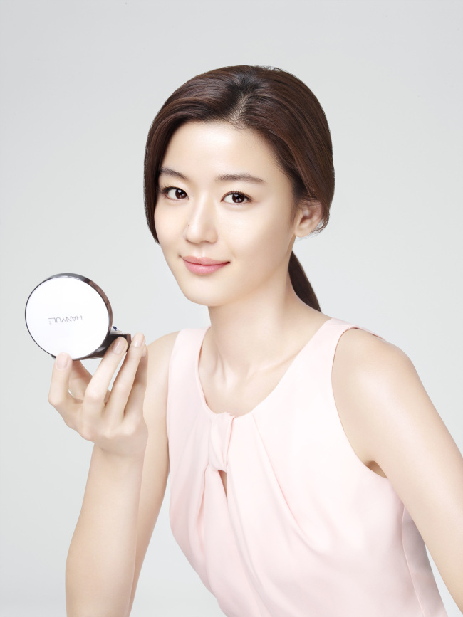 전지현(왕지현/영화배우)
한율(www.hanyul.co.kr)이 오는 16일 현대홈쇼핑을 통해 한율 광채 쿠션을 선보인다.