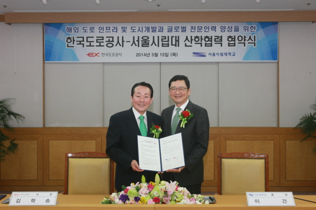 김학송 한국도로공사 사장(사진 외쪽)과 이건 서울시립대 총장이 15일 성남 한국도로공사 본사에서 ‘해외도로건설 전문인력 양성을 위한 산학협력 협약’을 체결하고 포즈를 취하고 있다.