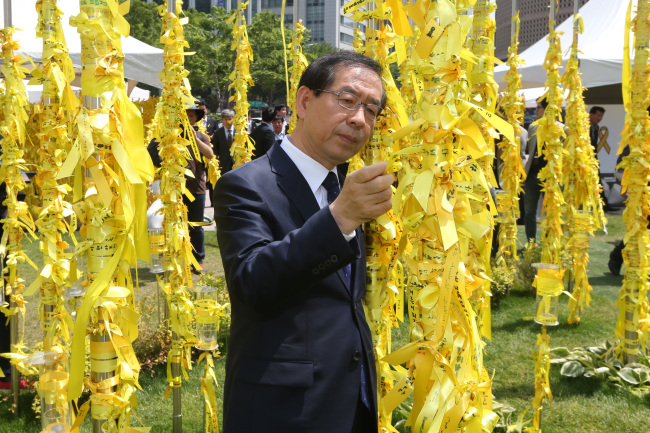박원순(서울시장/변호사/서울특별시시장)
Seoul Mayor Park Won-soon officially announced his bid for reelection Thursday, pledging to place top priority on the lives and safety of citizens.
Seoul Mayor Park Won-soon pays a visit Thursday to a memorial for the Sewol ferry victims set up in Seoul Plaza after officially announcing his bid for re-election.   Yonhap