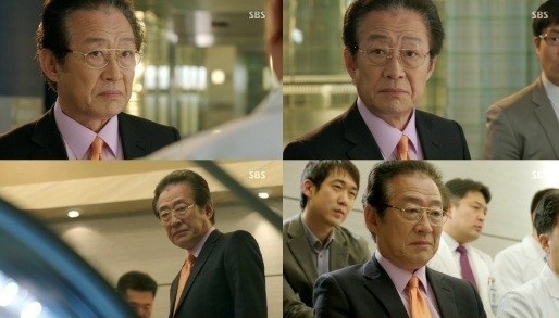 전국환(영화배우/연극배우)
일단 이 사람이 나오면 무섭다. 전국환(61) 이야기다. ‘기황후‘에서 황제 타환(지창욱)을 종이호랑이로 만들어버리며 무소불위의 권력을 휘두르는 극악무도한 연철을 연기한 전국환이 ‘닥터 이방인’에서도 무서운 카리스마를 발휘하기 시작했다.