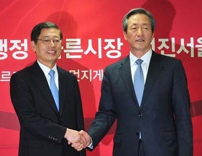 김황식(좌부터/전국무총리/전대법관/정당인),정몽준(국회의원/새누리당/대한축구협회명예회장/보건복지위원회위원)
새누리당 정몽준 서울시장 후보가 15일 빙모상을 당한 김황식 전 국무총리를 만나 “경선기간 동안 이런저런 일로 심려를 끼쳐드려 송구스럽다”고 전했다.