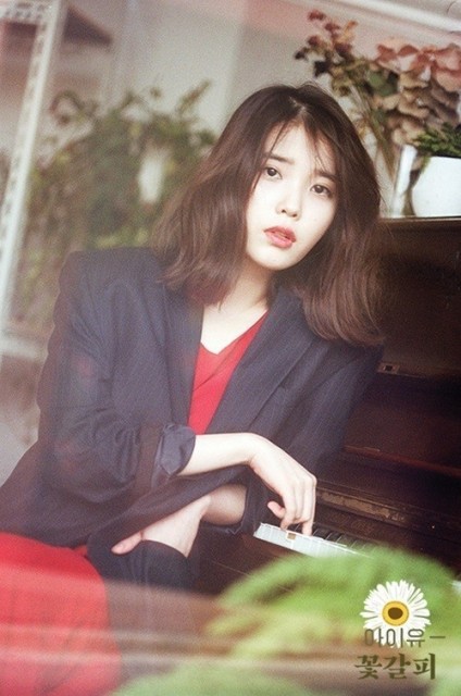 아이유, 리메이크 앨범 ‘꽃갈피’ 공개와 동시에 음원차트 ‘올킬’