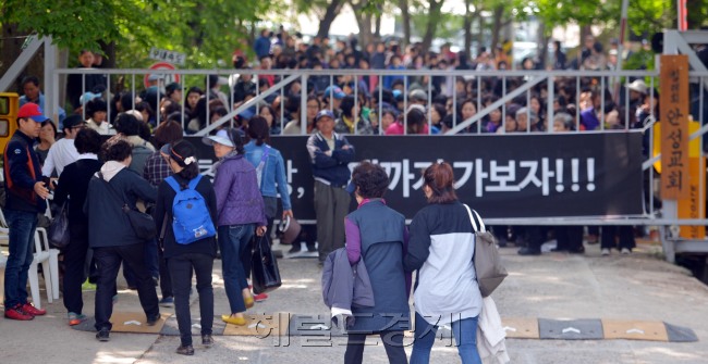 유병언 전 세모그룹 회장의 검찰 소환일인 16일 오전 경기도 안성시 보개면 금수원에서 신도들이 들어 가고 있다. 검찰은 유병언 전 회장이 금수원에 숨어 있을 것으로 보고 있다.<br />김명섭 기자 msiron@heraldcorp.com
유병언 전 세모그룹 회장의 검찰 소환일인 16일 오전 경기도 안성시 보개면 금수원에서 신도들이 들어 가고 있다. 검찰은 유병언 전 회장이 금수원에 숨어 있을 것으로 보고 있다.
김명섭 기자 msiron@heraldcorp.com