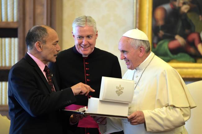 Pope Francis exchanges gifts with Governor-General of New Zealand, Lt. Gen. Sir Jeremiah Mateparae (left) during a private audience at the Vatican on Thursday.   AFP-Yonhap