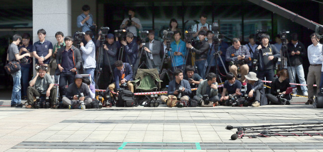 Reporters wait for the arrival of Yoo Byung-eon outside Incheon District Prosecutors’ Office on Friday.    Yonhap