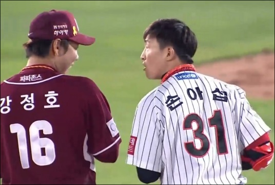 ▲손아섭 강정호  (사진=SBS SPORTS 방송캡처)