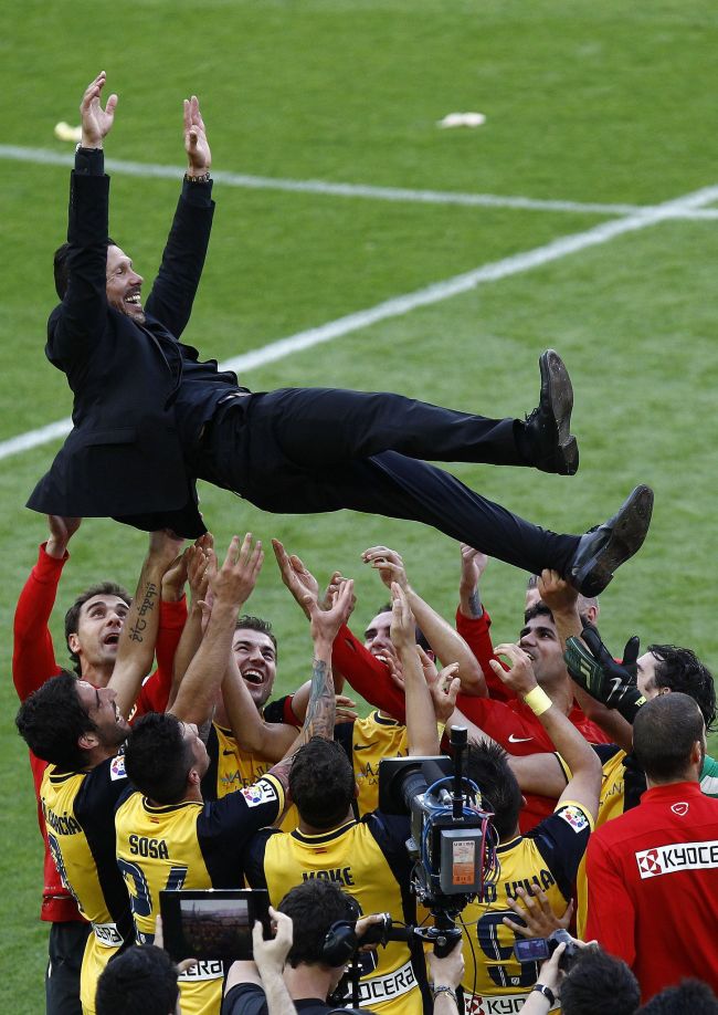 Atletico Madrid’s coach Diego Simeone is tossed into the air by his team on Saturday.   AFP-Yonhap