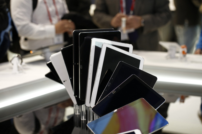 2단 컬러
Samsung Galaxy tablet devices sit on display at Samsung Electronics’ pavilion at the Mobile World Congress in Barcelona in February.   Bloomberg
Samsung Galaxy tablet devices sit on display at Samsung Electronics’ pavilion at the Mobile World Congress in Barcelona in February.   Bloomberg