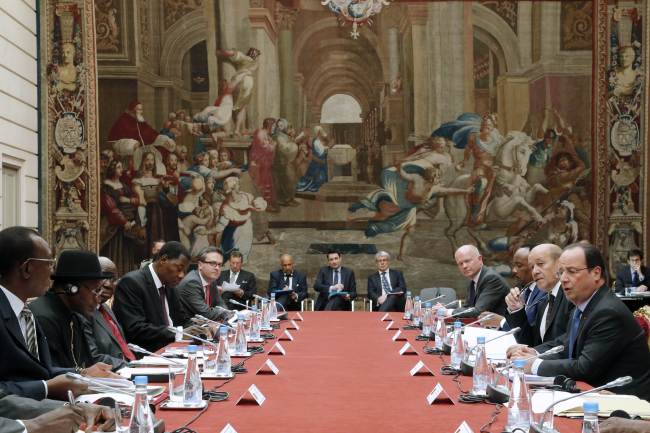French President Francois Hollande (right) speaks at the start of an African security summit to discuss the threat of Nigerian Islamist militant group Boko Haram to regional stability, at the Elysee Palace in Paris on Saturday.
AFP-Yonhap