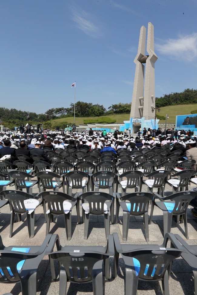 A number of families boycott a ceremony marking the 34th anniversary of the May 18 democratic uprising in Gwangju, Sunday.   Yonhap