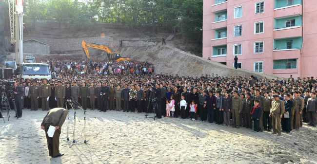 An unidentified North Korean executive bows his head in apology for the collapse of an apartment building in Pyongyang last Tuesday.   Yonhap