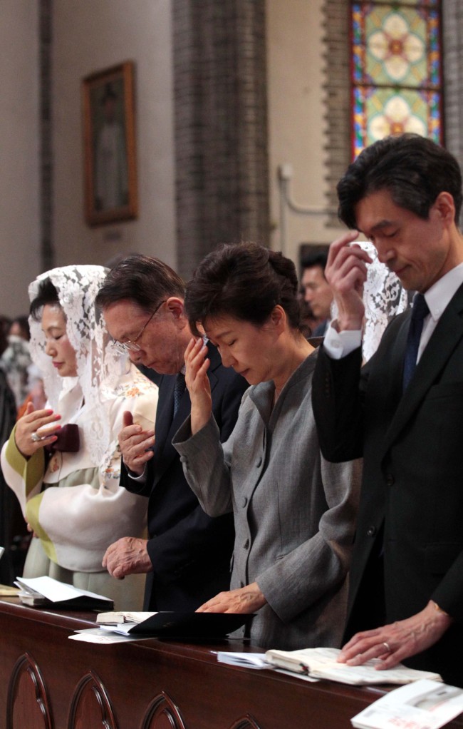 Park prays at a Mass for the victims of the Sewol disaster and their bereaved families held at Myeongdong Cathedral in central Seoul on Sunday.   Park Hyun-koo/The Korea Herald