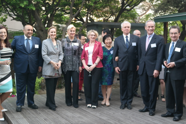 Kuwaiti Ambassador to South Korea Jasem Al-Budaiwi (left) poses with CICI members during the group’s recent meetup at his residence in Itaewon, Seoul, Tuesday. (CICI)