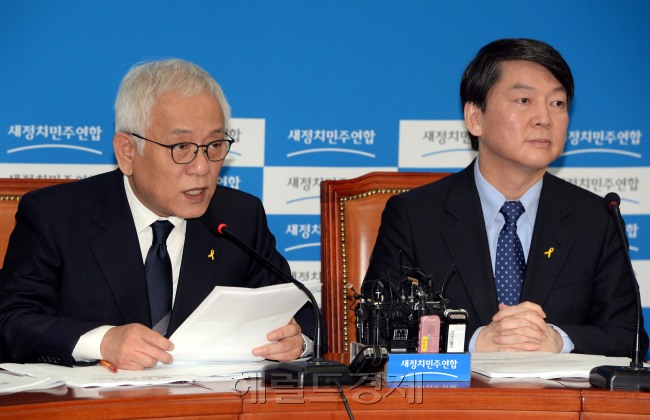 김한길 새정치민주연합공동대표가 19일 오전 국회에서 열린 세월호 참사 관련 상임위원장 및 간사 연석회의에 참석해 모두발언을 하고 있다.이길동기자.gdlee@heraldcorp.com
김한길 새정치민주연합공동대표가 19일 오전 국회에서 열린 세월호 참사 관련 상임위원장 및 간사 연석회의에 참석해 모두발언을 하고 있다.이길동기자.gdlee@heraldcorp.com
