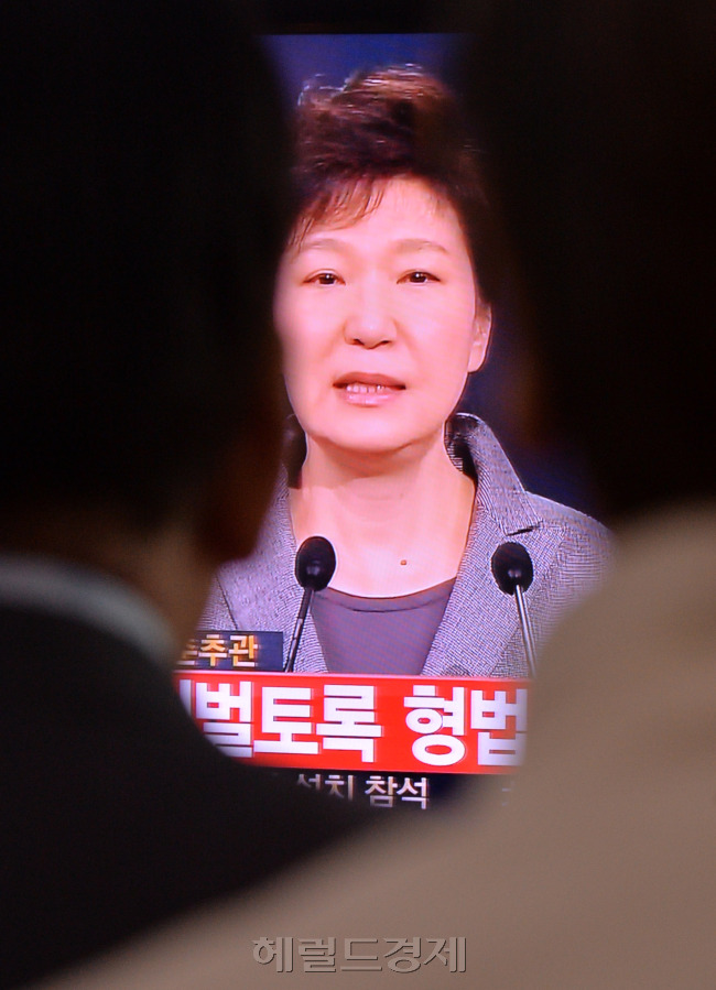 19일 오전 서울역 대합실에서 박근혜 대통령의 세월호 참사와 관련된 대국민 담화를 시민들이 TV를 통해 지켜보고 있다.<br />이상섭 기자.<br />babtong@heraldcorp.com