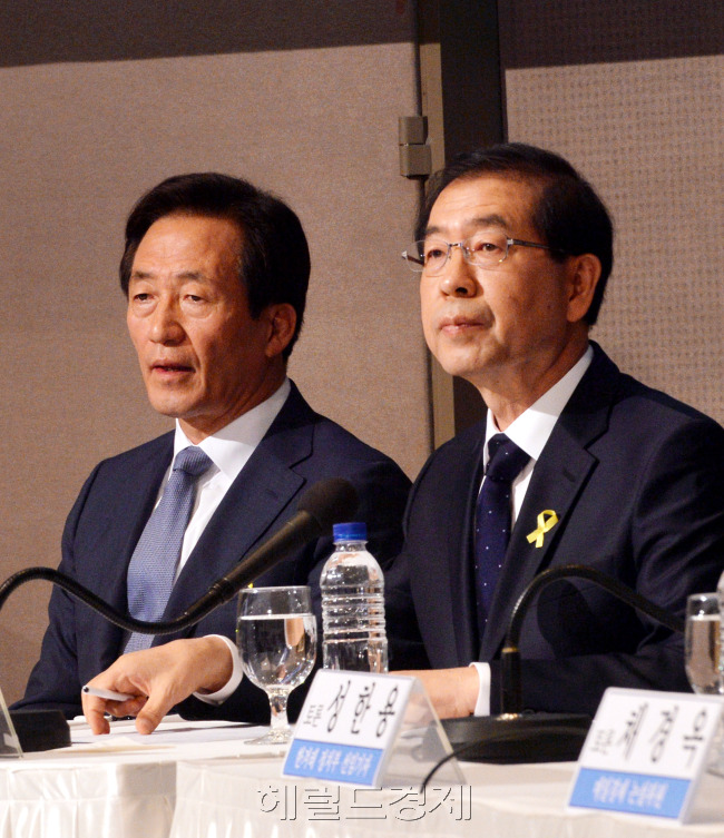 19일 오전 서울 중구 프레스센터에서 6·4 지방선거에서 서울시장 자리를 놓고 경쟁 중인 정몽준 새누리당후보와 박원순 새정치민주연합후보가 참석한 가운데 관훈토론이 열렸다. 두 후보는 토론회를 통해 서울시정에 대한 비전과 철학을 제시하고 상대방의 능력 검증에 들어갈 예정이다. <br />이상섭 기자.<br />babtong@heraldcorp.com
19일 오전 서울 중구 프레스센터에서 6·4 지방선거에서 서울시장 자리를 놓고 경쟁 중인 정몽준 새누리당후보와 박원순 새정치민주연합후보가 참석한 가운데 관훈토론이 열렸다. 두 후보는 토론회를 통해 서울시정에 대한 비전과 철학을 제시하고 상대방의 능력 검증에 들어갈 예정이다.
이상섭 기자.
babtong@heraldcorp.com