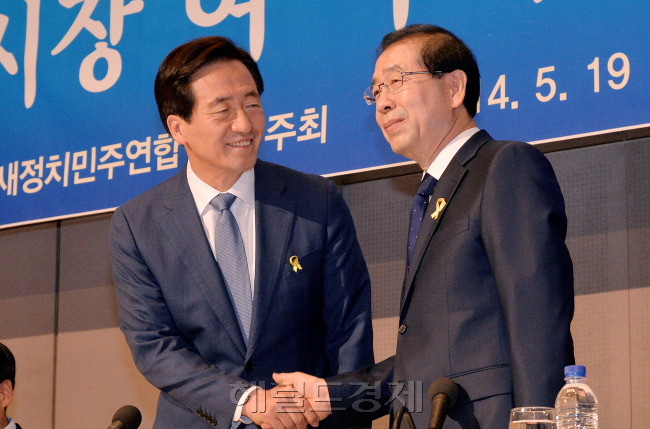 19일 오전 서울 중구 프레스센터에서 6·4 지방선거에서 서울시장 자리를 놓고 경쟁 중인 정몽준 새누리당후보와 박원순 새정치민주연합후보가 참석한 가운데 관훈토론이 열렸다. 두 후보는 토론회를 통해 서울시정에 대한 비전과 철학을 제시하고 상대방의 능력 검증에 들어갈 예정이다. <br />이상섭 기자.<br />babtong@heraldcorp.com
19일 오전 서울 중구 프레스센터에서 6·4 지방선거에서 서울시장 자리를 놓고 경쟁 중인 정몽준 새누리당후보와 박원순 새정치민주연합후보가 참석한 가운데 관훈토론이 열렸다. 두 후보는 토론회를 통해 서울시정에 대한 비전과 철학을 제시하고 상대방의 능력 검증에 들어갈 예정이다.
이상섭 기자.
babtong@heraldcorp.com