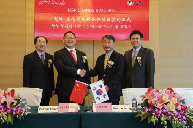 놀부NBG(www.nolboo.co.kr, 대표 김준영)는 ‘놀부부대찌개’ 브랜드가 중국시장에 진출한다고 19일 밝혔다.
놀부NBG는 지난 14일 중국 상해에서 김준영 대표이사(가운데 오른쪽)와 MAK BRANDS사의 PAUL MAK 사장(가운데 왼쪽) 및 다수의 관계자가 참석한 가운데 현지 MAK BRANDS & NOLBOO CO.,LTD.와 놀부부대찌개 중국 상해 진출 조인트벤처 계약 체결식을 가졌다.