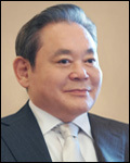 이건희(기업인/국제기관단체인/삼성전자회장)
급성 심근경색으로 심장 스텐트 시술을 받은 이건희(72ㆍ사진) 삼성전자 회장은 입원 9일째인 19일도 진정 치료를 받고 있는 것으로 알려졌다. 이 회장이 입원 중인 삼성서울병원 의료진은 이 회장의 상태가 점차 좋아지고 있지만, 고령 등 상황과 병세를 고려, 진정 치료를 계속 진행할 계획인 것으로 전해졌다.