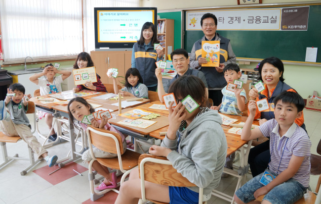 KB투자증권(사장 정회동)이 초등학교 분교를 찾아 경제금융교실을 열었다고 19일 밝혔다.
KB투자증권은 지난 16일 경기도 가평군 장락분교(분교장 서경범)를 찾아 초등학생 수준에 맞춘 ‘화폐가 탄생했어요’와 ‘은행에 가요’ 수업을 진행했다.
KB투자증권 직원들은 경제금융교실과 함께 수업에 활용할 대형TV와 아이들을 위한 축구공을 선물하고 미니 운동회를 열었다.