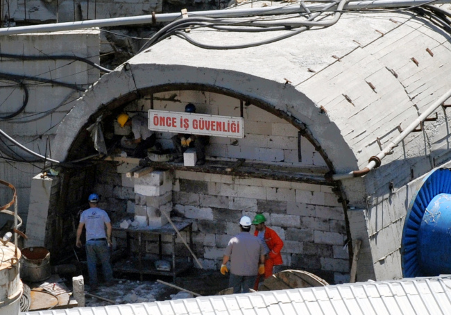 Miners close an entrance to their coal mine in Soma, Turkey, Sunday.   AP-Yonhap