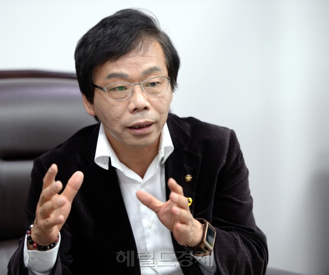 새누리당 (경북고령.성주.칠곡) 이완영의원.이길동기자.gdlee@heraldcorp.com.2014.05.08.
새누리당 (경북고령.성주.칠곡) 이완영의원.이길동기자.gdlee@heraldcorp.com.2014.05.08.