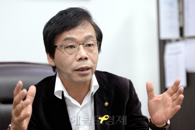 새누리당 (경북고령.성주.칠곡) 이완영의원.이길동기자.gdlee@heraldcorp.com.2014.05.08.
새누리당 (경북고령.성주.칠곡) 이완영의원.이길동기자.gdlee@heraldcorp.com.2014.05.08.