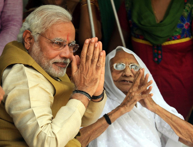 India’s prime minister elect Narendra Modi (left) gestures with his 90-year-old mother Hirabenat in Gandhinagar, Gujarat, India, Friday.   Xinhua-Yonhap