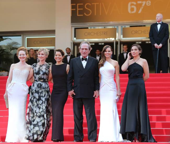 Australian actress Miranda Otto (from left), Danish actress Sonja Richter, Dawn Laurel-Jones, U.S. actor and director Tommy Lee Jones, U.S. actress Hilary Swank and Victoria Jones pose as they arrive for the screening of the film “The Homesman” at the Cannes Film Festival in Cannes, France, Sunday.   AFP-Yonhap