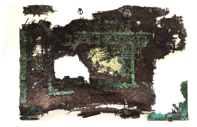 A flying horse is seen in gilt-bronze openwork on this bamboo mudguard, restored by Shin’s team.   Gyeongju National Museum