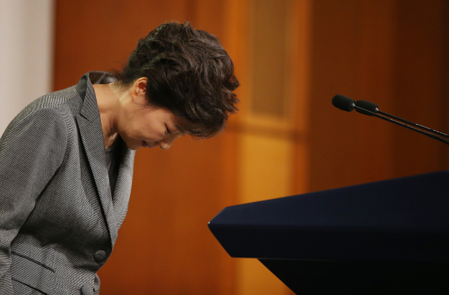 박근혜(대통령/대한민국대통령)
President Park Geun-hye apologizes to the nation for the poor handling of the sinking of the Sewol during a news conference at Cheong Wa Dae on Monday.   Yonhap