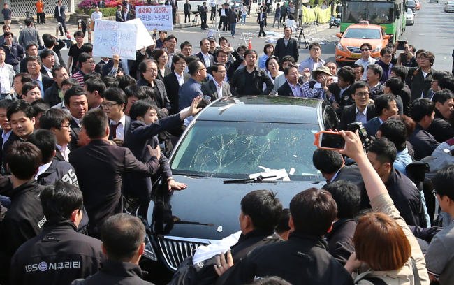 The vehicle carrying KBS president Gil Hwan-young, with its windshield broken, leaves the entrance of the KBS building in Seoul after being blocked by members of KBS labor unions from entering the property on Monday.   Yonhap