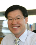 권오준(기업인/포스코사장)
포스코가 당분간 ‘내실 경영’에 올인한다. 첫번째 과제는 재무구조 개선을 통한 시장의 신뢰 회복이다. 이를 위해 정준양 전 회장 시절 확대했던 다양한 사업 영역을 과감히 줄인다. 인수합병(M&A)은 보수적으로, 경쟁력이 떨어지는 비핵심사업은 매각, 지분인수 등 과감하게 손 본다는 계획이다. 철강 본연의 경쟁력 강화에 집중하고 신성장동력으로는 원천소재와 연료전지를 키울 예정이다.
