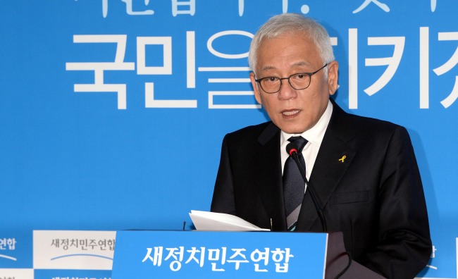 김한길(국회의원/전장관/새정치민주연합공동대표)
김한길 새정치민주연합 공동대표가19일 오후 국회에서 박근혜대통령 대국민담화 발표와 관련 기자회견을 하고 있다.