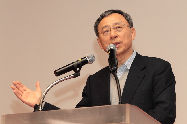 황창규(기업인/KT대표이사회장)
황창규 KT 회장이 10배 빠른 ‘융합형 기가’ 인터넷으로 KT에서 새로운 ‘황의 법칙’을 만든다. 지금보다 최대 10배 빠른 유무선 인프라를 구축하고, 여기에 UHD 초고화질 미디어 콘텐츠와 에너지, 보안, 헬스케어, 교통 관제 등이 더해진 사물 인터넷(IoT) 시대를 열겠다는 각오다.