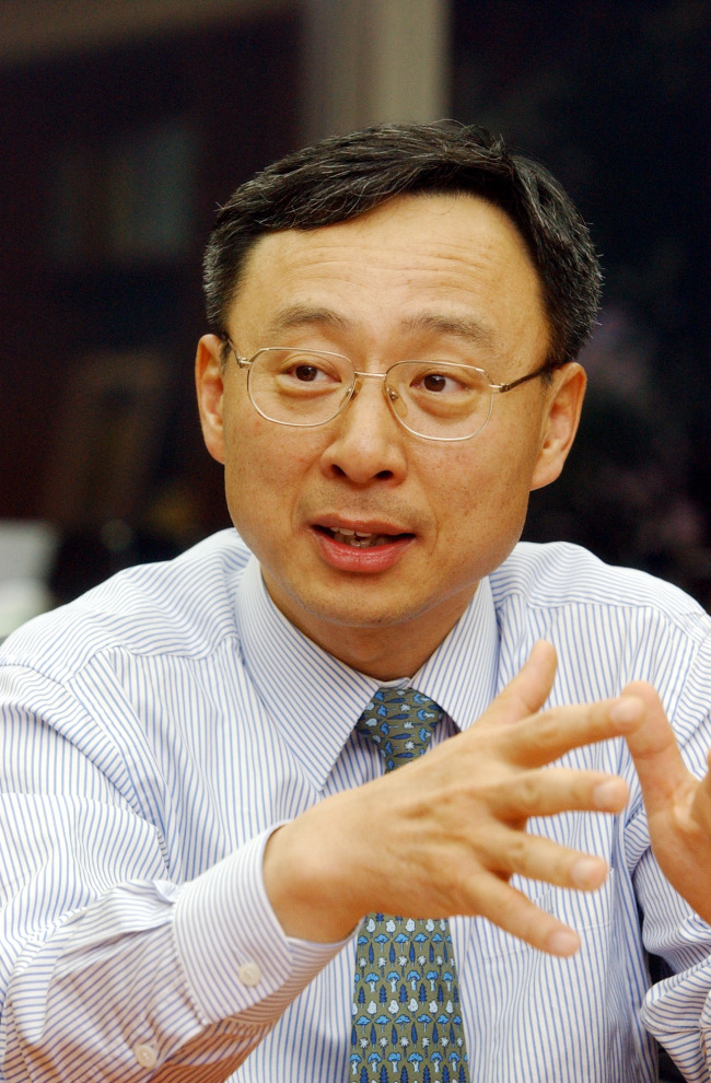 황창규(기업인/KT대표이사회장)
황창규 KT 회장이 10배 빠른 ‘융합형 기가’ 인터넷으로 KT에서 새로운 ‘황의 법칙’을 만든다. 지금보다 최대 10배 빠른 유무선 인프라를 구축하고, 여기에 UHD 초고화질 미디어 콘텐츠와 에너지, 보안, 헬스케어, 교통 관제 등이 더해진 사물 인터넷(IoT) 시대를 열겠다는 각오다.