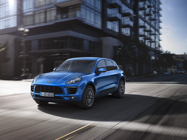포르셰 최초의 콤팩트 스포츠유틸리티차량(SUV)인 마칸(Macan)이 20일 국내에 출시됐다. 지난해11월 LA오토쇼에서 첫 공개된 마칸은 ‘미니 카이옌’으로 불린다. 국내에서는 출시 전부터 대기물량이 몰리며 포르셰 열풍을 예고하기도 했다.
