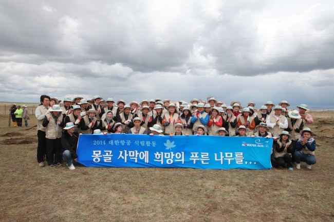 대한항공은 이달 18일부터 30일까지 총 2차에 걸쳐 몽골 바가노르구(區) 사막 지역 ‘대한항공 숲’에서 포플러, 비술나무, 차차르간 등 1만그루의 나무를 심는 봉사활동을 시작했다. 지구를 푸르게 가꾸는 사회공헌 활동 ‘글로벌 플랜팅 프로젝트’(Global Planting Project) 일환으로 마련된 ‘대한항공 숲’ 조성 사업은 지난 2004년 시작돼 올해로 11년째를 맞았다. 사진은 몽골 식림행사에 참가한 대한항공 임직원들이 기념 촬영을 하고 있는 모습. ［사진제공=대한항공］